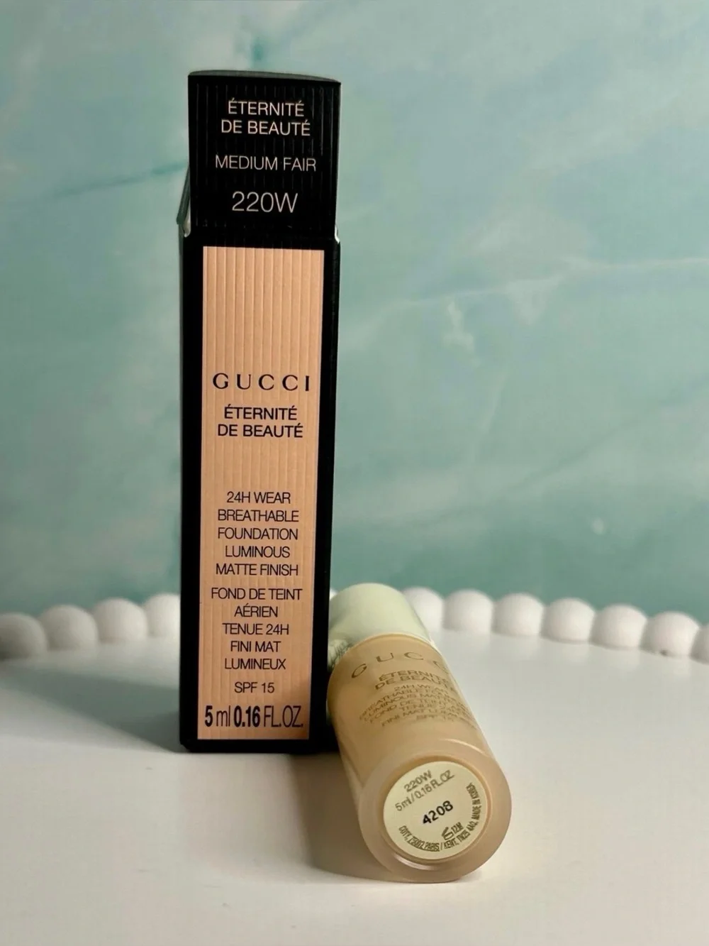 GUCCI Éternité de Beauté 24H Wear Foundation - Medium Fair 220W